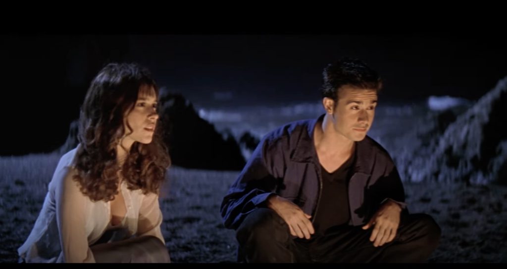 Telling spooky stories on the beach in I know what you did last summer