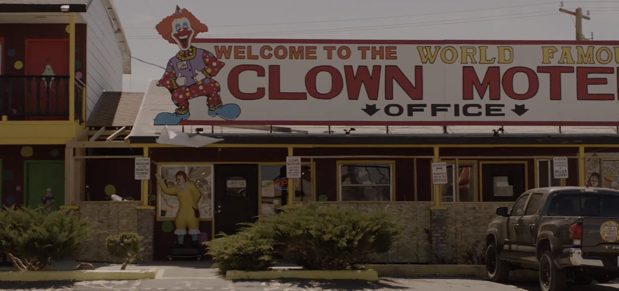Curse of the Clown Motel: Weirdly Clownless